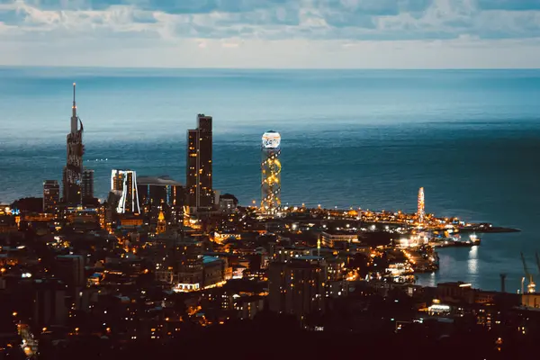 Batumi şehrinin muhteşem panoramik görüntüsü her gün mavi saatte gökyüzüne yükseliyor. Georgia tatil beldesi Batumi 2022