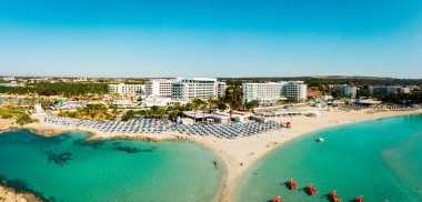 Ayia Napa, Kıbrıs - 15 Nisan 2023: Kıbrıs Rum Kesimi 'nin en ünlü beyaz kumu - Nissi plajı -