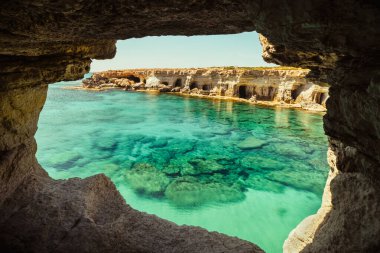 Akdeniz 'deki Kıbrıs adasında Capo Greko, Capo Greco, Ayia Napa ve Protaras yakınlarındaki deniz mağarası kavisi manzarası. Nefes kesici deniz manzarası. Turkuaz berrak sular güneşli bir günde