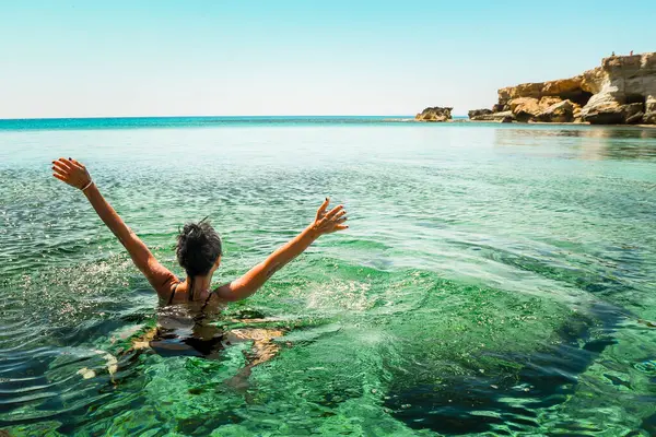Жінка Насолоджується Плаванням Північному Кіпрі Берег Затоки Айяпіка Кришталево Чистими Стокове Фото