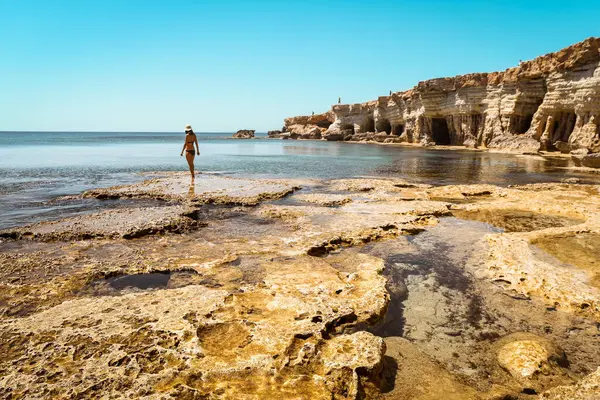 Туристическая Женщина Стоит Скалистых Образованиях Морской Пещеры Айя Напе Кипр Стоковая Картинка