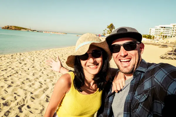 Szczęśliwa Para Podróżujących Selfie Morze Tle Letnie Wakacje Plaży Romantyczny Zdjęcia Stockowe bez tantiem