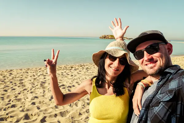 Szczęśliwa Wielorasowa Para Robiąca Selfie Wakacjach Letnich Modny Mężczyzna Kobieta Obrazek Stockowy