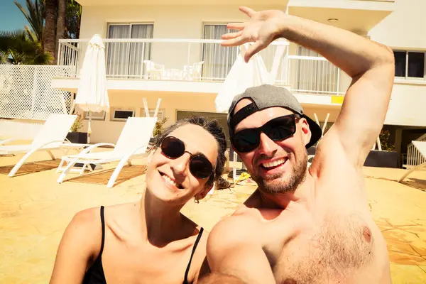 Szczęśliwa Para Podróżująca Robiąca Selfie Hotelowej Kąpieli Słonecznej Letnie Wakacje Obrazy Stockowe bez tantiem