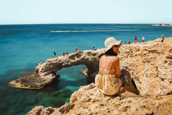 Kobieta Turysta Siedzieć Punkt Widokowy Zwiedzanie Cypr Grecka Wyspa Odwiedzić Zdjęcia Stockowe bez tantiem