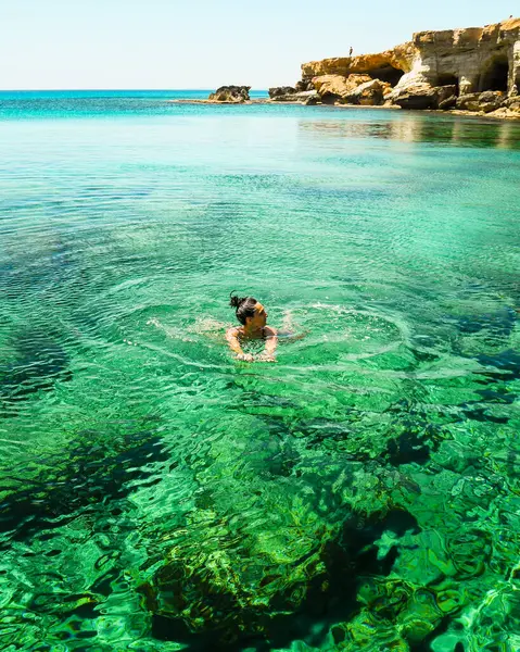 Жінка Плаває Північному Кіпрі Бухтним Берегом Кришталево Чистими Блакитними Середземноморськими Стокове Зображення