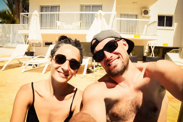 Szczęśliwa Para Podróżujących Selfie Morze Tle Słoneczne Letnie Wakacje Romantyczny Zdjęcia Stockowe bez tantiem