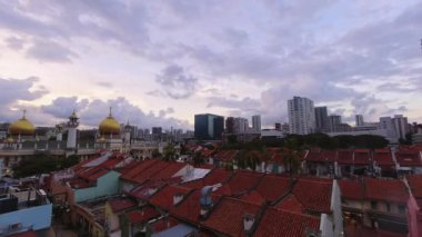 Singapur - 15 Nisan 2024: Günbatımında Singapur şehir merkezindeki İslami Mahallede kırmızı çatısı olan Sultan Camii