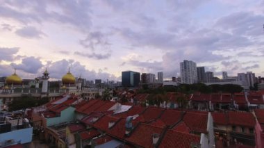 Singapur - 15 Nisan 2024: Günbatımında Singapur şehir merkezindeki İslami Mahallede kırmızı çatısı olan Sultan Camii
