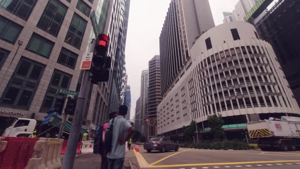 Singapur Abril 2024 Los Peatones Masculinos Cruzan Carretera Con Los — Vídeo de stock