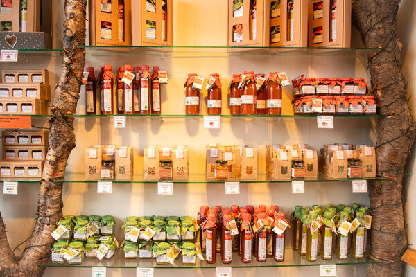 Южная Исландия-2 марта 2023 года: местные производства icelandic красный зеленый томатный соус напитки в банках купить в Fridheimar - посетители дружественной томатной ферме и ресторане