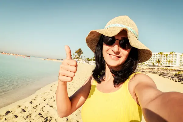Szczęśliwa Kobieta Uśmiech Turysta Pokazać Kciuki Góry Pozować Selfie Plaży Obrazek Stockowy