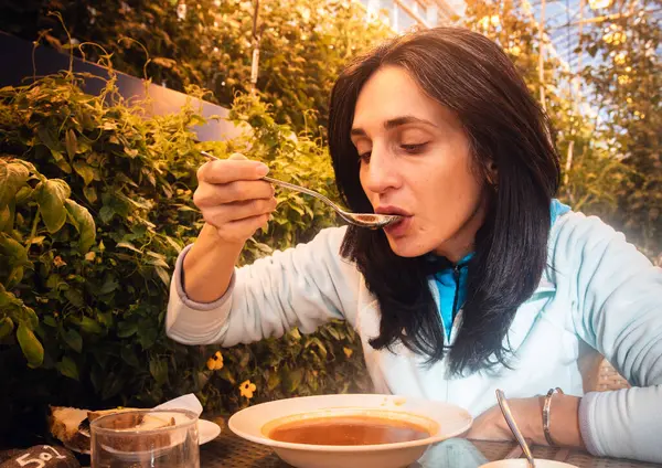 Південна Ісландія Марш 2023 Кавказька Жінка Туристка Їдять Частину Мідій Стокове Зображення