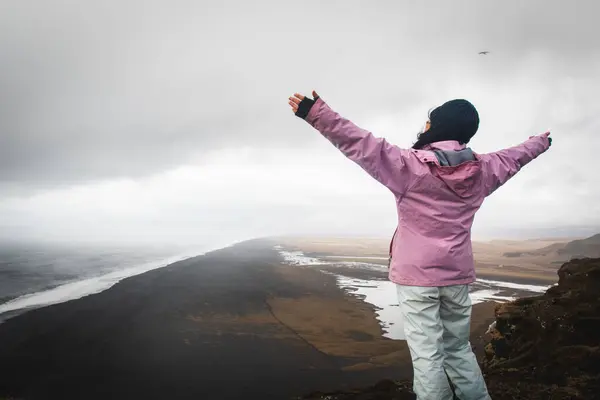 Молодая Женщина Розовой Куртке Стоящая Вершине Горы Поднимает Руки Воздух Стоковое Фото