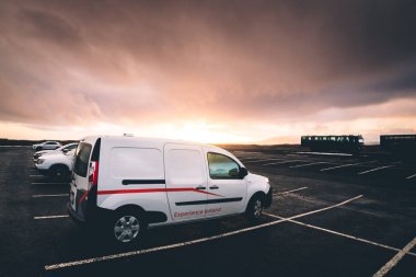 Reykjavik, İzlanda - 15 Mart 2023: İzlanda 'da gün batımı geçmişiyle beyaz karavan durağı