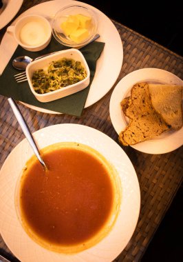 Güney İzlanda-2 Mart 2023: Fridheimar-ziyaretçi dost domates çiftliğinde taze domates çorbası servis edildi.