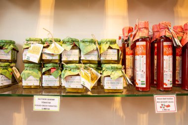 Güney İzlanda-2 Mart 2023: Fridheimar 'da satın almak için kavanozlarda yerel olarak üretilen İzlanda usulü kırmızı domates suyu sosu - ziyaretçi dostu domates çiftliği ve restoran