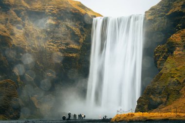 Skogafoss şelalesi uzun süredir turist ziyaretçilerle birlikte İzlanda 'nın arka planını gözler önüne seriyor.