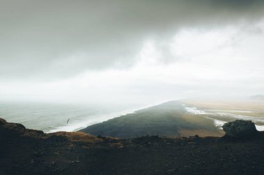 Whitethorn, California 'daki Black Sands Sahili' ndeki ünlü siyah kumların dramatik manzarası Shelter Cove yakınlarında. Sahil şeridi manzaralı inanılmaz siyah kumsal.