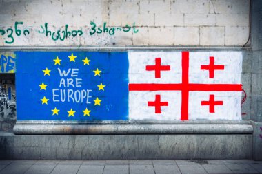 Tiflis, Gürcistan - 16 Mayıs 2024: Eu ve Gürcistan bayrağı duvara asılarak, 