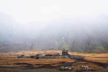 İzlanda 'da, Vestrahorn' da, Stoksnes 'de Viking köyü filmlerinde evler inşa ediyor.