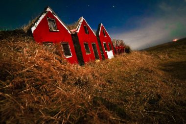 Strandarkirkja Kilisesi, İzlanda 'daki mezarlıkta minyatür çim evi.