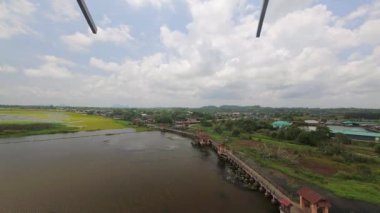 Viewpoint 'ten Thale Noi Köyü' ne geleneksel evler ve Lotus Çiçeği Gölü ve Wetlan 'a. Tayland, Phatthalung 'daki Thale Noi Su Kuşu Koruma Alanını ziyaret edin.