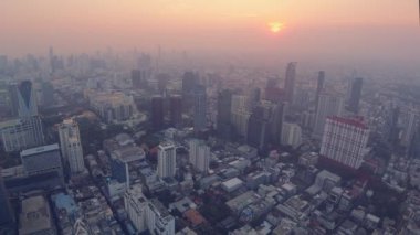 Bangkok 'un başkenti Tayland' ın başkenti Bangkok 'ta, Baiyok' un gökyüzü barına bakan penceresinden gün batımından gün batımına kadar...