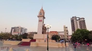 Phnom Penh, Kamboçya - 16 Mart 2024: Başkent Phnom Penh 'deki Vietnam Dostluk Anıtı' nın etrafında yürüyüş. Kamboçya Krallığı