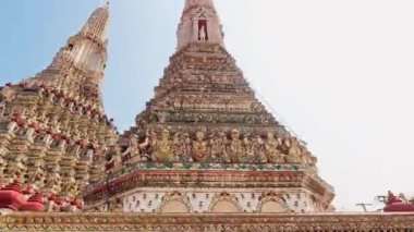 Bangkok, Tayland - 20 Mart 2024: Wat Arun Ratchawararam Ratchawarhawihan veya Wat Arun Bangkok, Tayland 'ın Bangkok Yai bölgesinde bulunan bir Budist tapınağıdır.