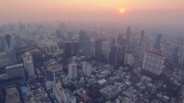 Bangkok, Tayland - 25 Mart 2024 - Bangkok şehrinin başkenti Bangkok 'ta Baivar gökyüzü manzaralı barın penceresinden gün batımına doğru...