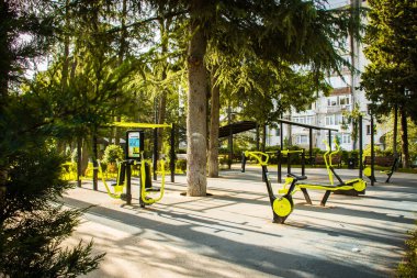 Tiflis, Gürcistan - 1 Haziran 2024: Halka açık yeşil park alanının dışındaki spor salonu ve Saburtalo ilçesi, Tiflis