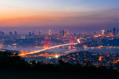 Camlica Tepesi 'nin arka planında Beşiktaş gökdelenleri olan 15 Temmuz Şehitleri Köprüsü manzarası. İstanbul' un Camlica Tepesi 'nin tüm manzarası tüm İstanbul' u kapsıyor.