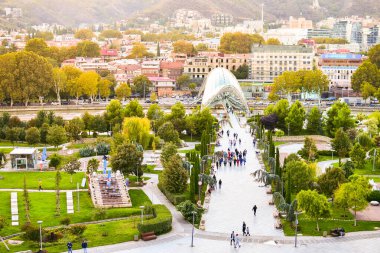 Tiflis, Georgia-- 4 Ekim 2023: Rike Park şehir merkezinde yürüyen turist grupları. Modern mimari ve eski şehir Tiflis