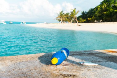 Yeniden kullanılmış plastik şişe, oltaya ip takmak ve taze balık yemi takmak için kendin yap. Tropik adalarda balık tutmak