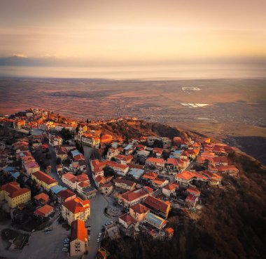Güzel Aşk Şehri Sighnaghi 'nin günbatımında panoramik manzarası. Romantik Seyahat Gürcistan