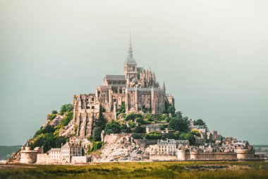 Panorama puslu, dramatik Mont Saint-Michel, Fransa 'yı kapatın. XI-XVI yüzyılda inşa edilmiş. Kilisenin ana cephesi 12. yüzyılda inşa edildi. Mimar William de Volpiano