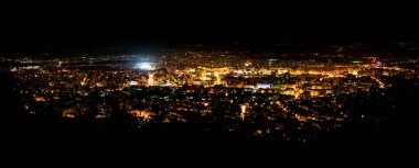 Makedonya 'da Üsküp' ün gece manzarası. Geceleri Üsküp, Kuzey Makedonya 'nın panoramik görüntüleri. Üsküp 'ün aydınlanmış şehir merkezi
