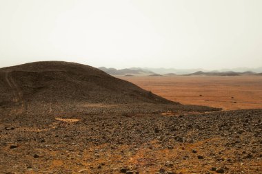 Afrika 'daki panoramik geniş çöl manzarası. COPY Space Mars Dünya 'ya benzer