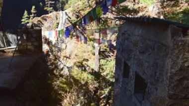 Kafkas kadın yürüyüşçü yürüyüşçüsü Himalayalar 'daki Everest ana kamp rotasındaki resmi atık noktasına plastik şişe atıyor.