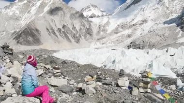 Everest ana kampına ulaşan beyaz kadın yürüyüşçü Himalayas dağlarındaki Khumbu buz çağlayanı manzarasının keyfini çıkarın. Nepal seyahat hedefi kavramı