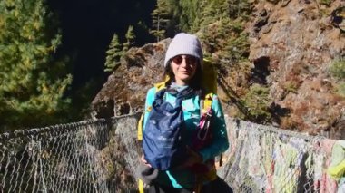 Sagarmatha Ulusal Parkı, Nepal - 22 Kasım 2023: Kafkas kadın trekker çöp torbası Himalayalar EBC 'den atık taşır. Atık temizleme sistemi. Bana eşlik et..