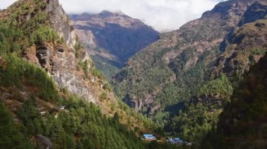 Everest ana kampı yürüyüş rotası. Sonbaharda Himalaya dağları flora. Alp manzarası ve tipik geleneksel evler ve Nepal kültürü