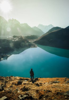 Gökyüzü manzarası, Gokyo Ri 'nin Ngozumba Vadisi ve Himalayalar' a bakış açısı ve Gökyo Ri Gölü ile sonbaharda güneşin doğuşu. Gokyo Ri 'ye EBC güzergahı