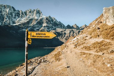 EBC, Nepal - 25 Kasım 2023 Kılavuz direği Gokyo Ri ve Cho La geçidine giden yolu gösteriyor Gokyo köyündeki kutsal göllere yakın.