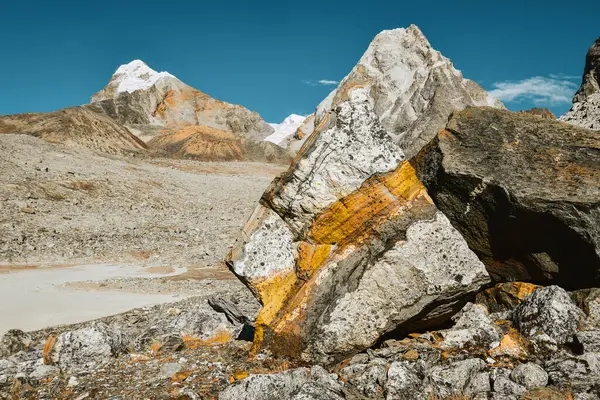 Yüksek irtifada Himalayalar 'da renkli, çarpıcı, güzel kaya oluşumları oluşur. EBC 'nin Chola Geçidi' nden Gokyo Ri 'ye olan güzergahını kapatın.