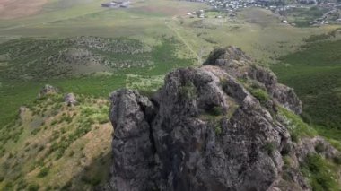 Shulaveri Kalesi 'nin havadan görünüşü kapalı. Shulaveri köyünde ortaçağ binası. Marneuli belediyesi. Kvemo Karli bölgesi