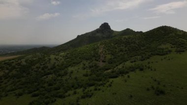 Shulaveri Kalesi 'nin hava manzarası yaklaşıyor. Shulaveri köyünde ortaçağ binası. Marneuli belediyesi. Kvemo Karli bölgesi
