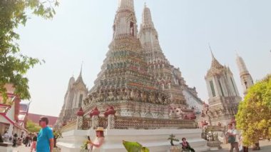 Bangkok, Tayland - 20 Mart 2024: Zaman aşımı Wat Arun Ratchawararam Ratchawarhawihan veya Wat Arun - Bangkok, Tayland 'ın Bangkok Yai bölgesindeki Budist tapınağı