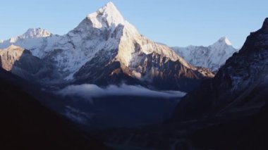 Ama dablam dağ tepesi ve Chola Gölü 'nü yakınlaştır. Dzongla köyünden görüntü. Everest kampı tali güzergahı ve görünür tepeler kavramı.